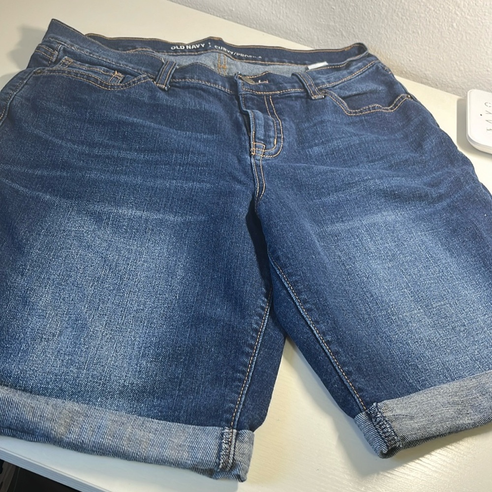 Old Navy, curvy profile size 6 standard jean shorts